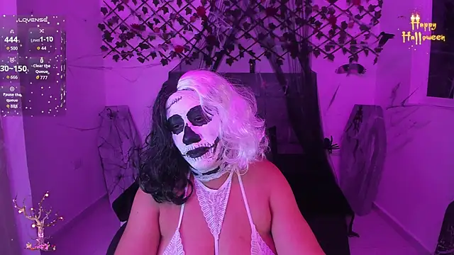 Snapshot of Karly_Closson chatting on October 30, 4:44 am Karly Closson online show from October 30, 4:44 am