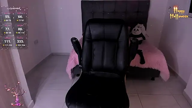 Snapshot of Karly_Closson chatting on October 28, 4:13 am Karly Closson online show from October 28, 4:13 am