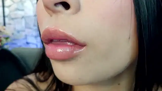 Snapshot of mia_roux1 chatting on December 4, 6:18 pm mia roux1 online show from December 4, 6:18 pm