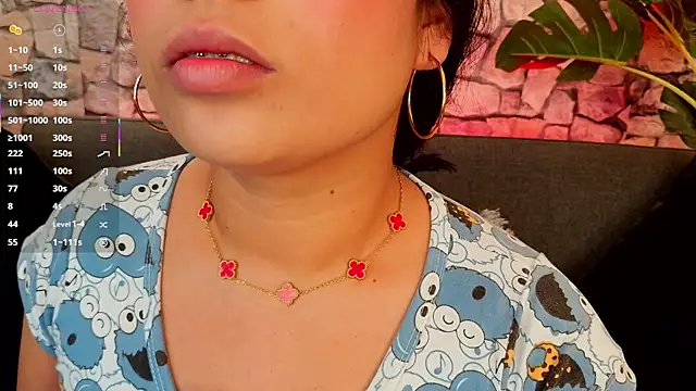 Snapshot of mia_roux1 chatting on November 9, 6:01 pm mia roux1 online show from November 9, 6:01 pm