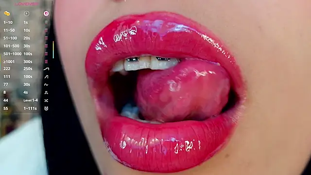 Snapshot of mia_roux1 chatting on November 6, 2:15 am mia roux1 online show from November 6, 2:15 am