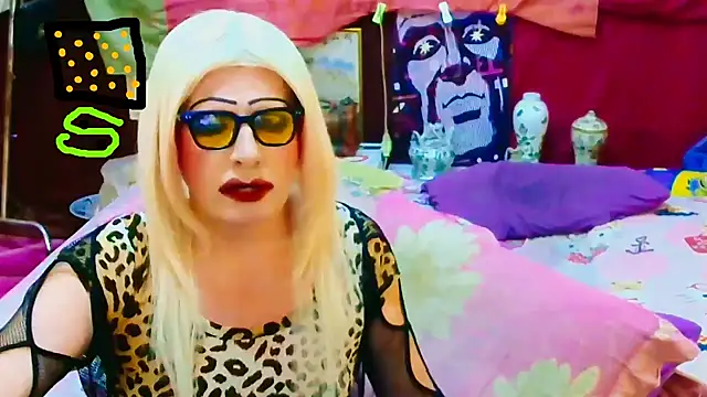 Snapshot of horni4luv chatting on December 13, 11:44 pm horni4luv online show from December 13, 11:44 pm