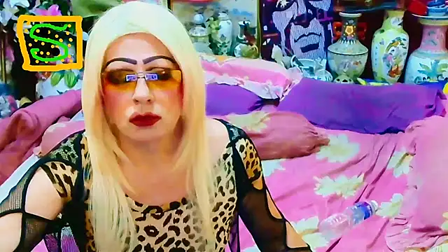 Snapshot of horni4luv chatting on December 2, 12:00 am horni4luv online show from December 2, 12:00 am