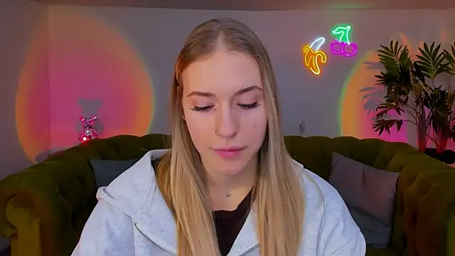 Snapshot of sassy_cutie chatting on November 25, 1:22 pm sassy cutie online show from November 25, 1:22 pm