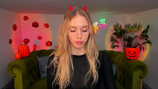 Snapshot of sassy_cutie chatting on October 29, 6:34 am sassy cutie online show from October 29, 6:34 am