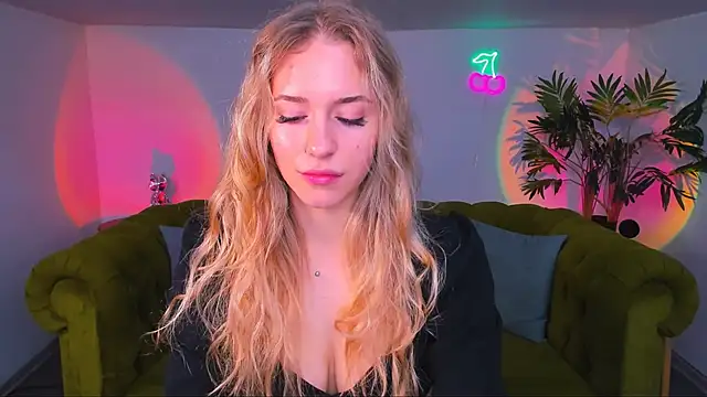 Snapshot of sassy_cutie chatting on October 28, 6:12 am sassy cutie online show from October 28, 6:12 am