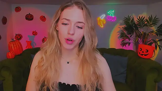 Snapshot of sassy_cutie chatting on November 3, 1:37 pm sassy cutie online show from November 3, 1:37 pm