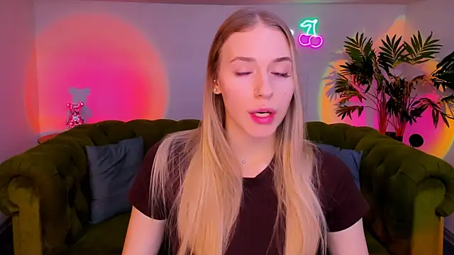 Snapshot of sassy_cutie chatting on November 18, 6:17 am sassy cutie online show from November 18, 6:17 am