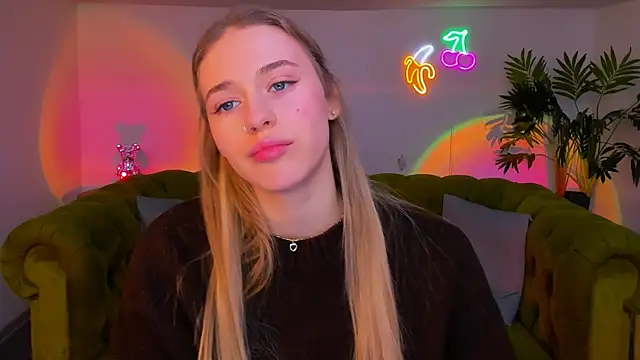 Snapshot of sassy_cutie chatting on December 2, 6:15 am sassy cutie online show from December 2, 6:15 am