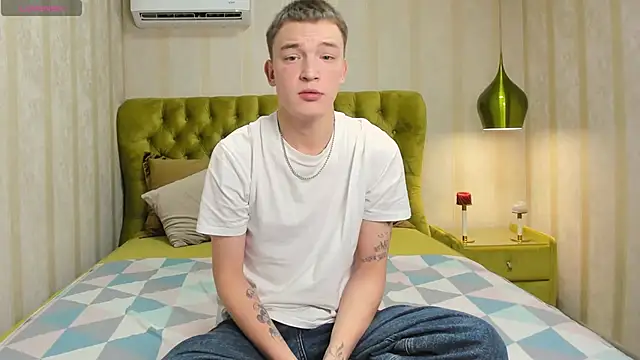 Snapshot of Derek_Banville chatting on November 12, 12:42 pm Derek Banville online show from November 12, 12:42 pm