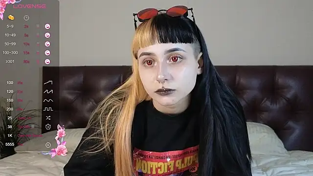 Snapshot of _JustCass_ chatting on November 28, 4:45 am JustCass online show from November 28, 4:45 am