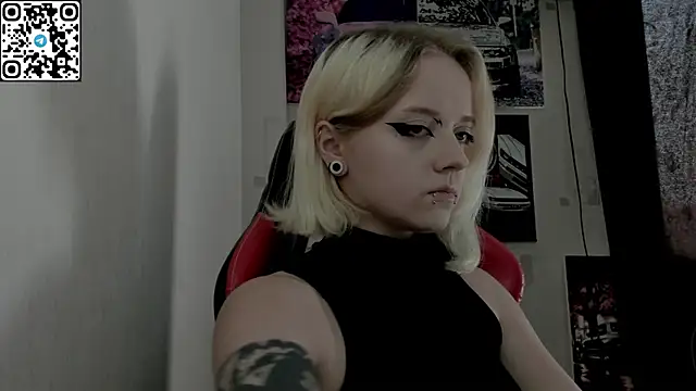 Snapshot of Holy_Mistress_S chatting on July 18, 10:13 am Holy Mistress S online show from July 18, 10:13 am