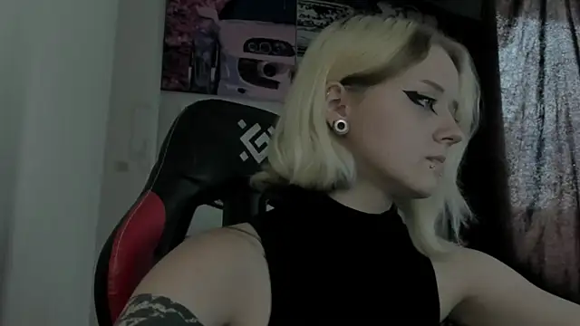 Snapshot of Holy_Mistress_S chatting on July 6, 7:26 am Holy Mistress S online show from July 6, 7:26 am