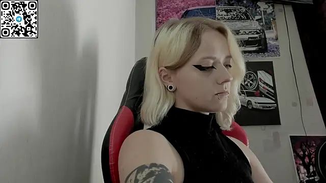 Snapshot of Holy_Mistress_S chatting on July 14, 10:21 am Holy Mistress S online show from July 14, 10:21 am