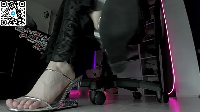 Snapshot of Holy_Mistress_S chatting on June 26, 7:58 am Holy Mistress S online show from June 26, 7:58 am