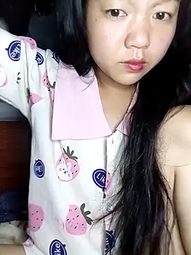 Quynhsumon online show from March 21, 3:16 pm