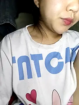 Quynhsumon online show from February 25, 3:34 pm