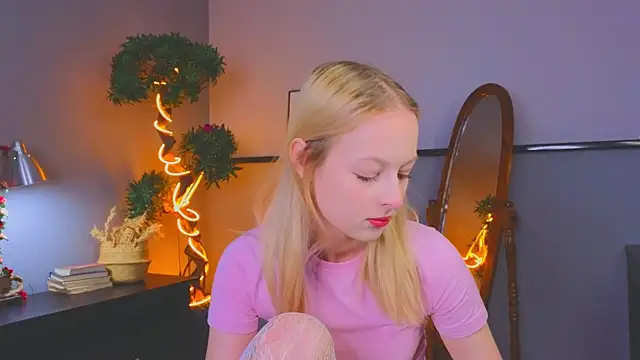 YungLyssy online show from December 16, 4:17 am