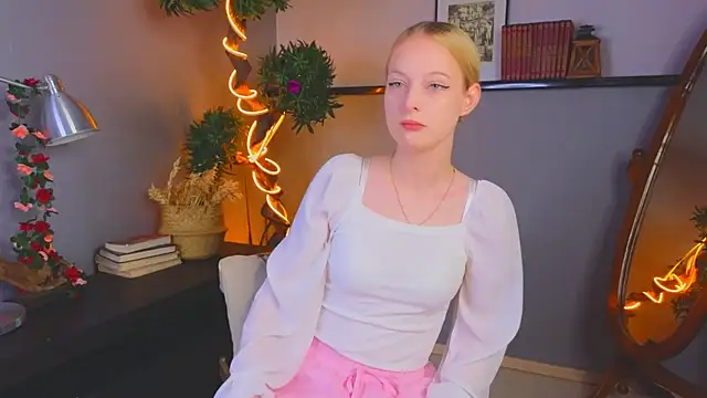 YungLyssy online show from November 28, 3:17 am