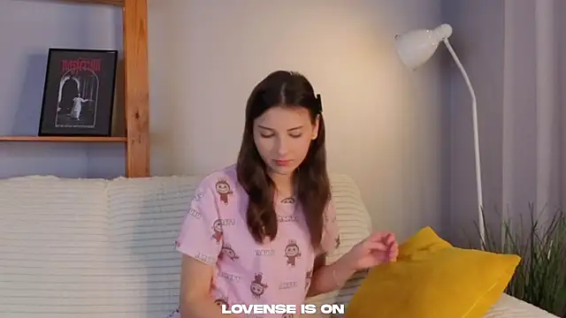 Snapshot of KateCahee chatting on December 5, 1:27 am KateCahee online show from December 5, 1:27 am