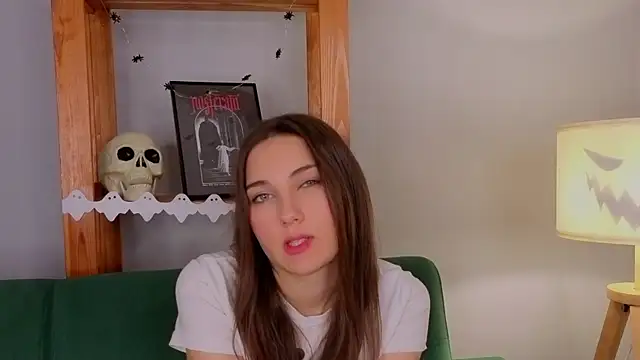 Snapshot of KateCahee chatting on October 31, 12:40 am KateCahee online show from October 31, 12:40 am