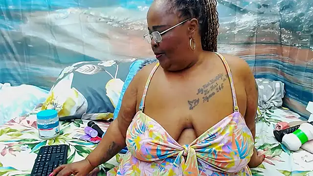 Snapshot of MatureMilfxxx chatting on July 7, 7:28 pm MatureMilfxxx online show from July 7, 7:28 pm