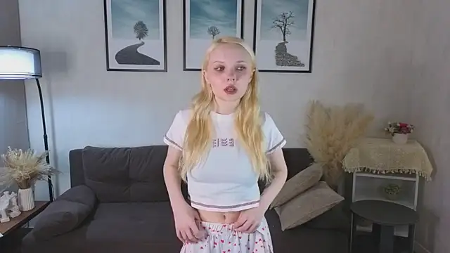 Snapshot of IraYounce chatting on October 29, 1:26 am IraYounce online show from October 29, 1:26 am