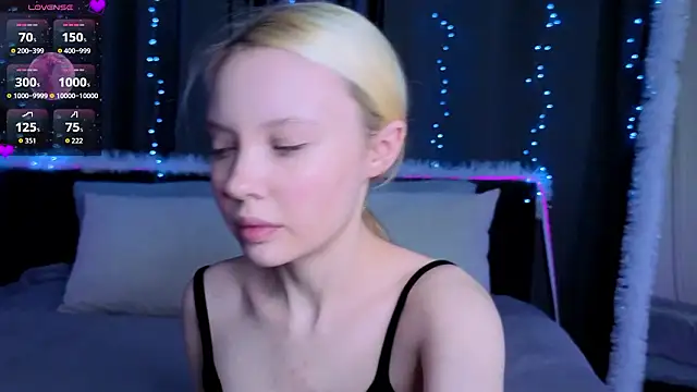 Snapshot of IraYounce chatting on February 1, 1:04 am IraYounce online show from February 1, 1:04 am