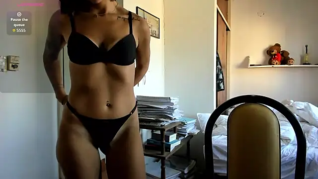 lucialuna online show from March 24, 6:30 pm