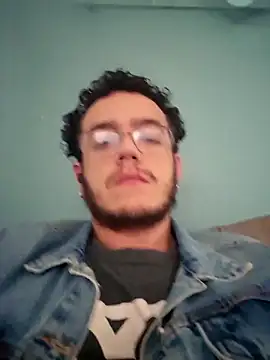 Snapshot of zomboy9800 chatting on December 21, 5:36 pm zomboy9800 online show from December 21, 5:36 pm