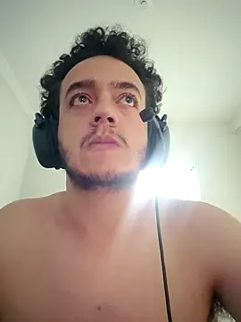 Snapshot of zomboy9800 chatting on November 4, 8:23 pm zomboy9800 online show from November 4, 8:23 pm