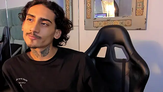 Snapshot of Mr_Strike chatting on October 31, 3:03 am Mr Strike online show from October 31, 3:03 am