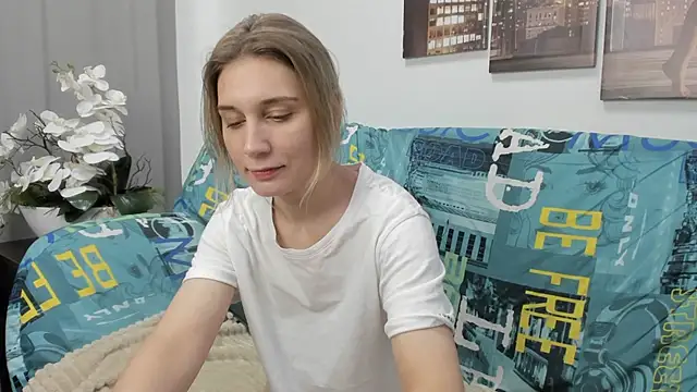 Snapshot of Tenderly_Sophie chatting on December 5, 1:27 am Tenderly Sophie online show from December 5, 1:27 am