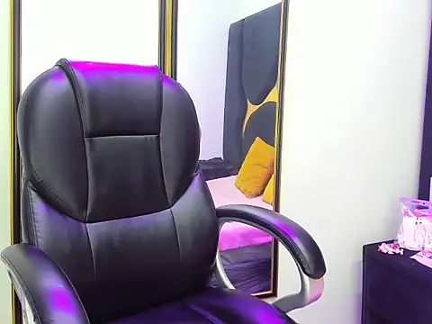 Snapshot of Gianna_Johnson chatting on November 21, 4:33 am Gianna Johnson online show from November 21, 4:33 am