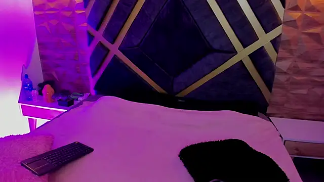 sydney miller  online show from April 14, 11:32 pm