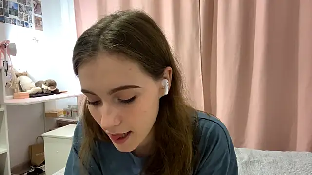 Kira Sanders online show from October 28, 5:01 pm