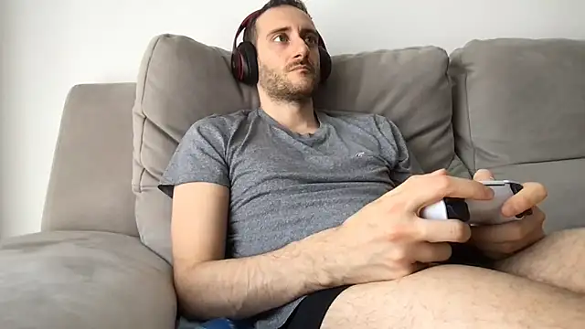 Snapshot of LukaShyGuy chatting on May 23, 10:14 am LukaShyGuy online show from May 23, 10:14 am