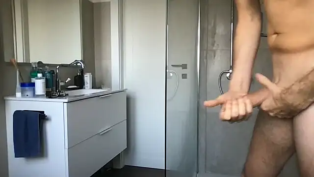 Snapshot of LukaShyGuy chatting on November 6, 7:12 am LukaShyGuy online show from November 6, 7:12 am