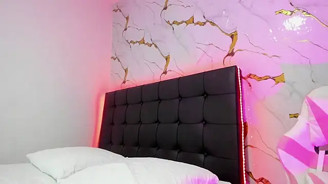 Scarlet DLuce online show from April 10, 9:05 am