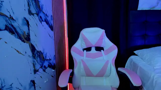 Scarlet DLuce online show from January 9, 9:05 am