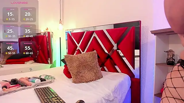 Snapshot of samantaawolf chatting on December 3, 7:57 pm samantaawolf online show from December 3, 7:57 pm