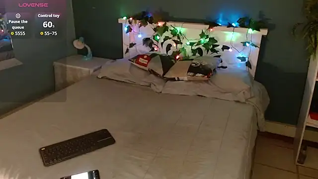 Snapshot of Samantha__Benet chatting on December 3, 9:58 pm Samantha Benet online show from December 3, 9:58 pm