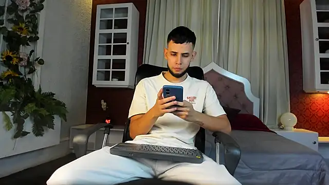 Snapshot of Maxcole_07 chatting on December 16, 7:40 pm Maxcole 07 online show from December 16, 7:40 pm