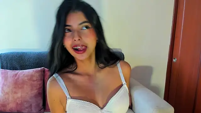 Snapshot of miadaviesx chatting on November 18, 3:37 pm miadaviesx online show from November 18, 3:37 pm