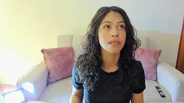 Snapshot of emily_jonessxx chatting on October 28, 7:13 pm emily jonessxx online show from October 28, 7:13 pm