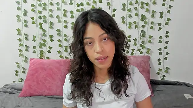 emily jonessxx online show from January 13, 5:28 pm