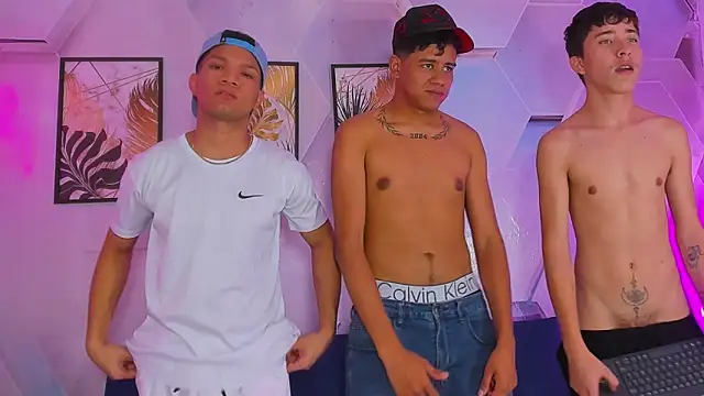 Snapshot of Room_boys_hot chatting on November 5, 1:31 am Room boys hot online show from November 5, 1:31 am