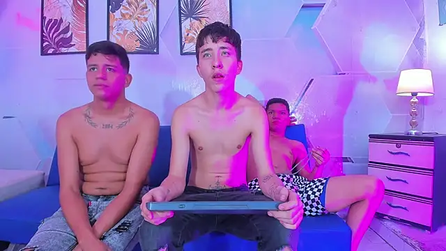 Snapshot of Room_boys_hot chatting on November 4, 1:20 am Room boys hot online show from November 4, 1:20 am