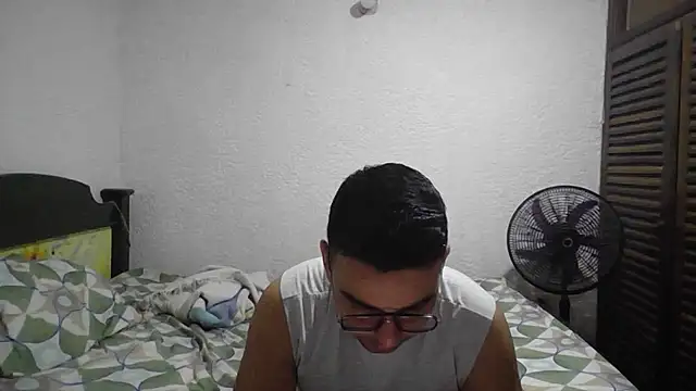 Snapshot of axel_jhones_ chatting on November 4, 10:46 pm axel jhones online show from November 4, 10:46 pm