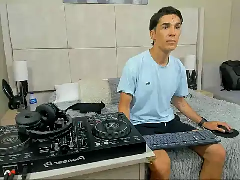 Snapshot of jupiter_333 chatting on December 1, 5:25 pm jupiter 333 online show from December 1, 5:25 pm